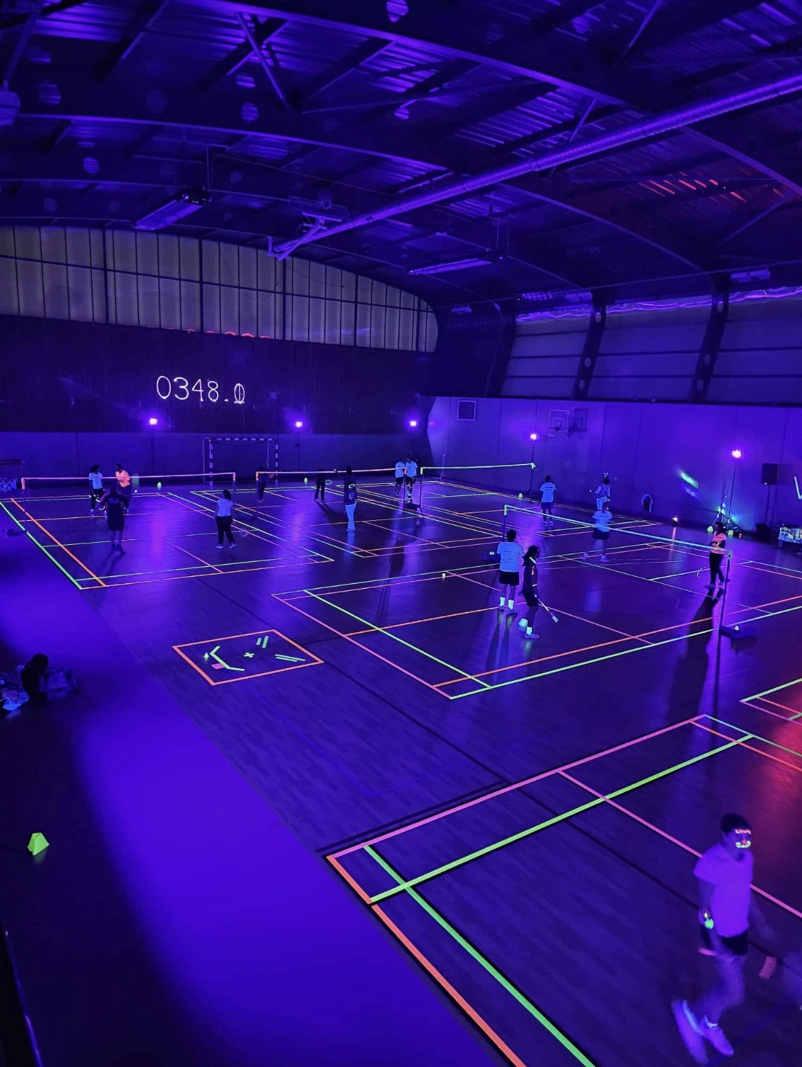 🌌🏸 Blackminton : quand le badminton se prend pour une soirée disco
